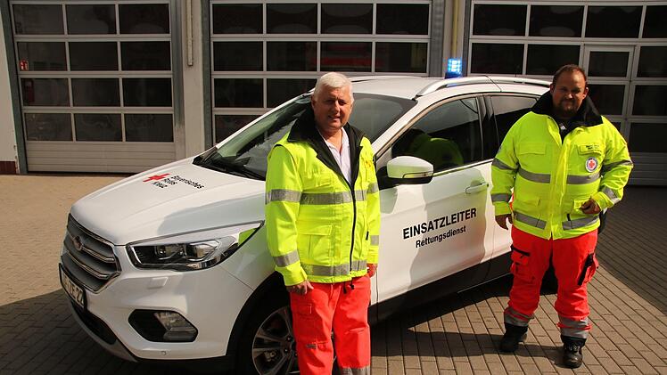 Jürgen Eckstein und Bernd Albert vor ihrem neuen Einsatzfahrzeug. Foto: Matthias Einwag