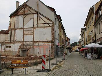 Die Fußgängerzone von Bad Brückenau: Der Abriss der ehemaligen Druckerei Nikolaus liegt wochenlang zurück. Doch auf der Baustelle herrscht Stillstand. Foto: Ulrike Müller