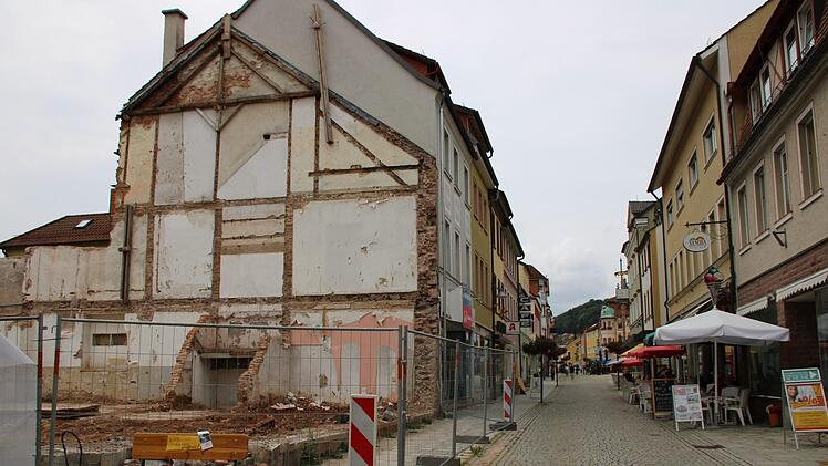 Die Fußgängerzone von Bad Brückenau: Der Abriss der ehemaligen Druckerei Nikolaus liegt wochenlang zurück. Doch auf der Baustelle herrscht Stillstand. Foto: Ulrike Müller