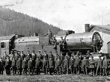 Traditionsbewusste Eisenbahner an der  Lokstation im Jahre 1916. Das Foto stellte Reinhold Wolf zur Verfügung.Repro: Gerd Fleischmann
