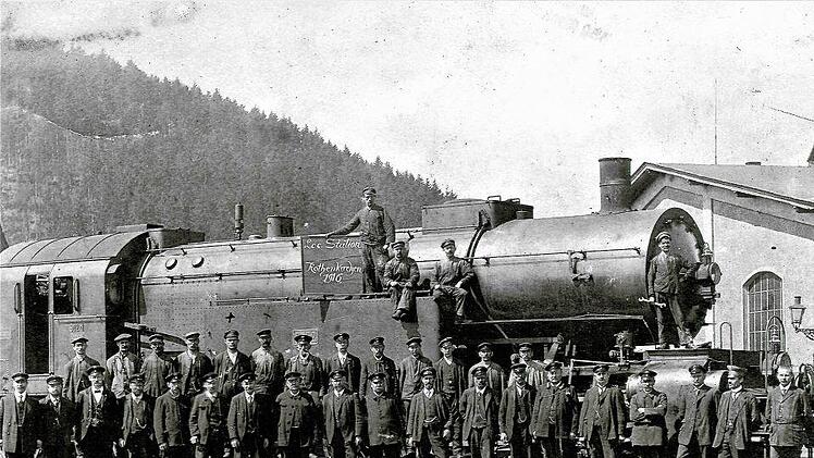 Traditionsbewusste Eisenbahner an der  Lokstation im Jahre 1916. Das Foto stellte Reinhold Wolf zur Verfügung.Repro: Gerd Fleischmann