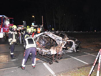 Bestensee: Auto vollst&auml;ndig ausgebrannt nach Zusammensto&szlig; mit Zug - ein Mensch gestorben