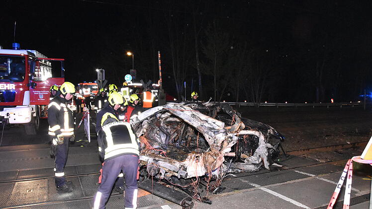 Bestensee: Auto vollst&auml;ndig ausgebrannt nach Zusammensto&szlig; mit Zug - ein Mensch gestorben