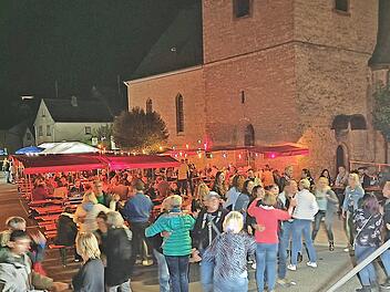 Ausgelassene Stimmung beim Straßenweinfest in Feuerthal.