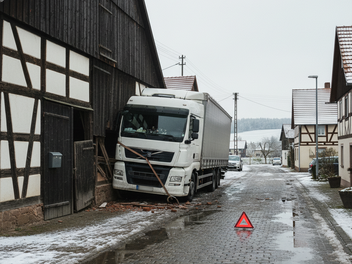 Unfall: Laster kracht in Scheune