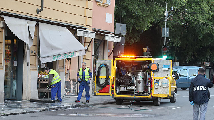 Auto f&auml;hrt in Modena in Menschenmenge