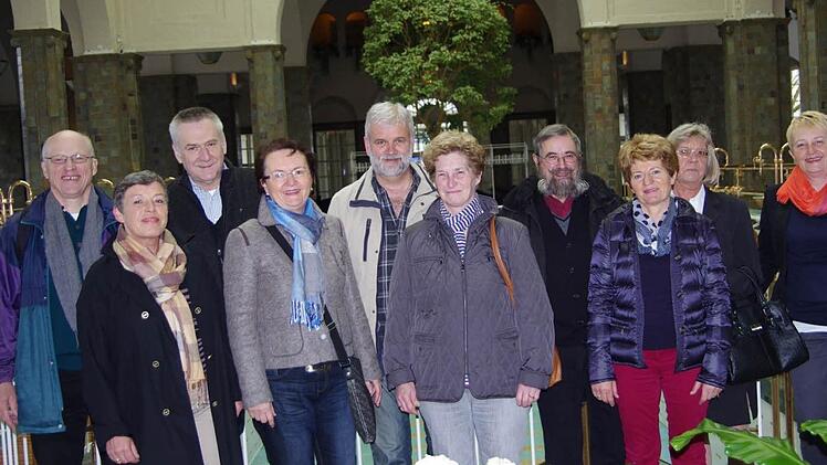 Feierten anlässlich der Goldkommunion ein Wiedersehen nach 50 Jahren: Walter Schäfer, Katharina Bauer, Norbert Metz, Iris Scheit,Ralf Kirchner, Angelika Koch, Franz Keßler, Brigitte Lehenbauer, Karin Schmitt, Maria Schönlein. Foto: Klaus Werner