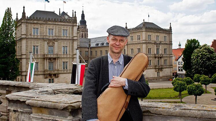 Der Geiger Georg Kallweit ist Solist und musikalischer Leiter des Barockkonzerts am Pfingstsamstag in der Ehrenburg. Foto: Jochen Berger