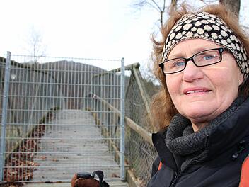 Anwohnerin Maria Weitenberg kämpft für die Sanierung der baufälligen Brücke am Tattersall.  Foto: Benedikt Borst