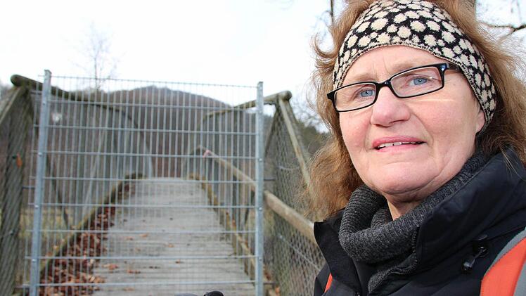 Anwohnerin Maria Weitenberg kämpft für die Sanierung der baufälligen Brücke am Tattersall.  Foto: Benedikt Borst