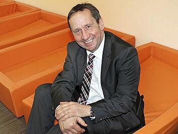 Bürgermeister Norbert Gräbner hat es sich in einem der weichen Kinderbetten bequem gemacht.  Fotos: Veronika Schadeck