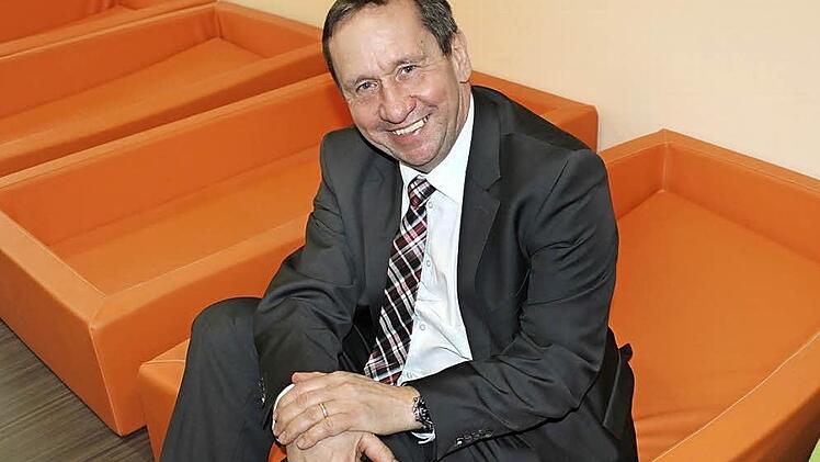 Bürgermeister Norbert Gräbner hat es sich in einem der weichen Kinderbetten bequem gemacht.  Fotos: Veronika Schadeck