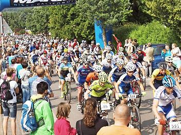 Ein riesiges Starterfeld schickte Rennleiter Helmut Peschel um 10 Uhr auf die Strecke. Fotos: Alfred Thieret