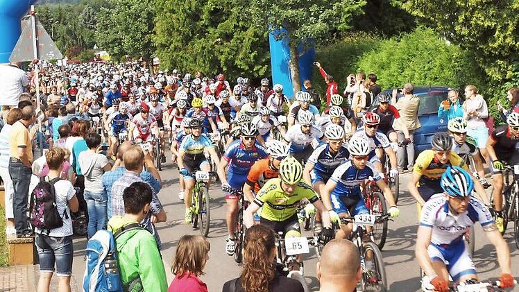 Ein riesiges Starterfeld schickte Rennleiter Helmut Peschel um 10 Uhr auf die Strecke. Fotos: Alfred Thieret