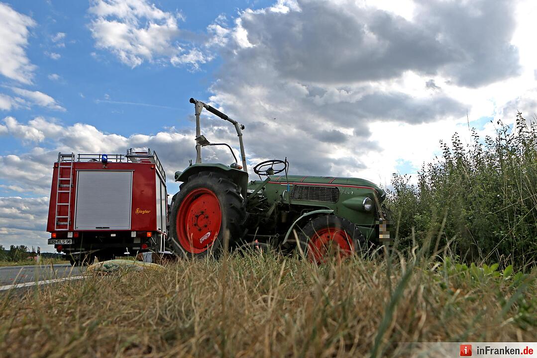Lkw-Abschlepp-Gespann rammt Traktor von der Strasse - Zwei Verletzte