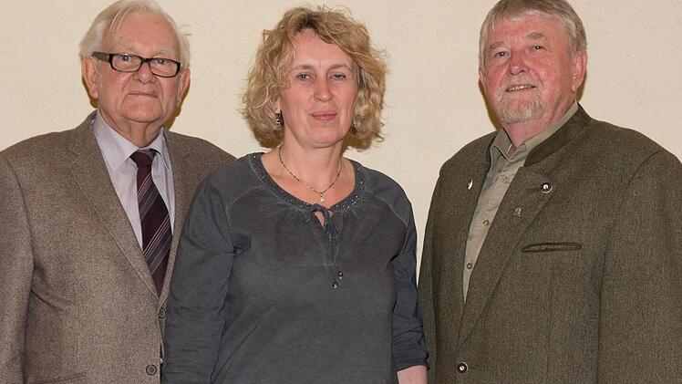 Ehrungen gab es bei der Sängervereinigung. Ausgezeichnet wurden (von links) Ewald Söder, Sandra Metz und Josef Rüttiger. Foto: Björn Hein