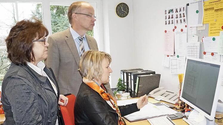 Die neue Anmeldeplattform für das Netzwerk "Junge Eltern/ Familien" wurde von Barbara Hein (sitzend), Karin Müller und Stefan Fella vom Amt für Ernährung, Landwirtschaft und Forsten vorgestellt. Foto: Eckert