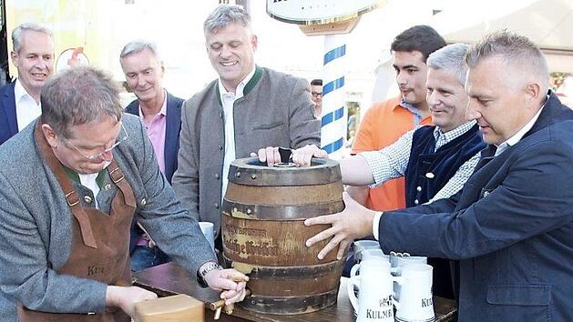 Das Altstadtfest l&auml;uft: Drei Schl&auml;ge ben&ouml;tigte Oberb&uuml;rgermeister Henry Schramm, dann floss am Marktplatz das Bier.  Fotos: Andreas Schmitt