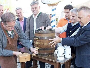 Das Altstadtfest läuft: Drei Schläge benötigte Oberbürgermeister Henry Schramm, dann floss am Marktplatz das Bier.  Fotos: Andreas Schmitt