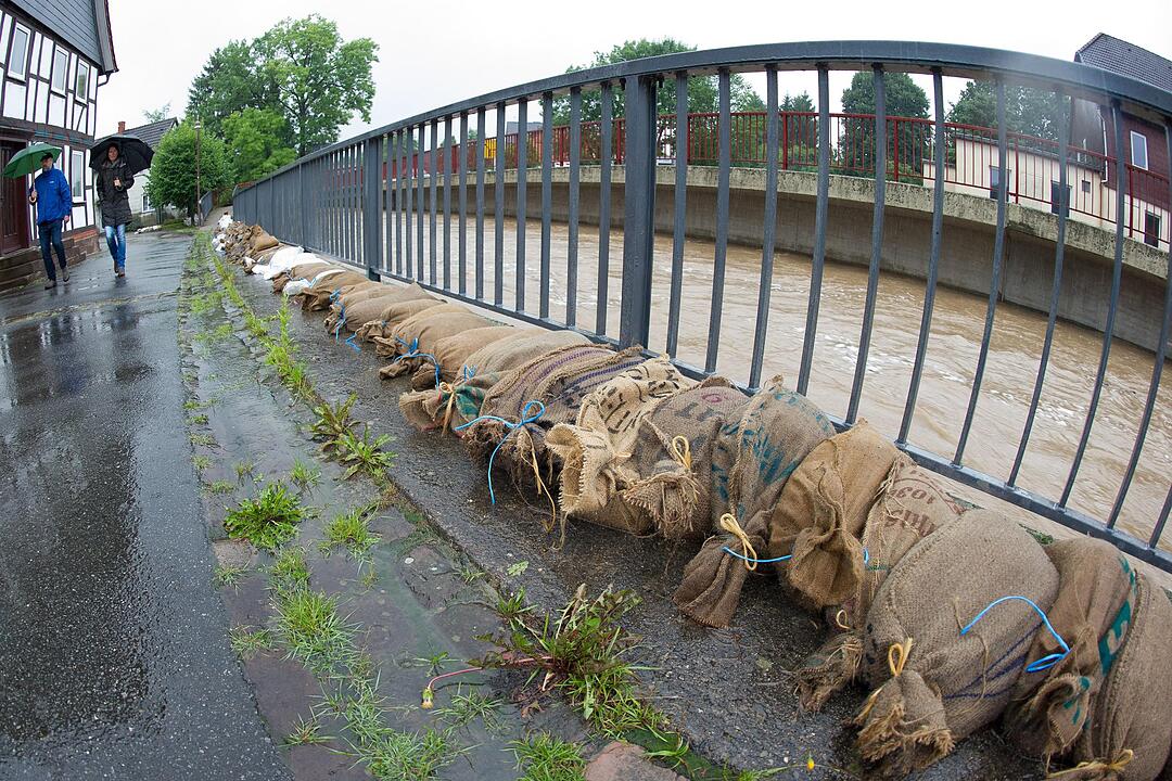 Dauerregen über Deutschland: Rettungskräfte kämpfen mit Regenmassen