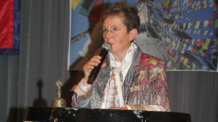 Sogar das Mönchshofs-Fässla wurde im nepalesischen Stil geschmückt: Die neue Vorsitzende der Nepalhilfe Kulmbach - Sonja Promeuschel - sagte allen Unterstützern Danke
