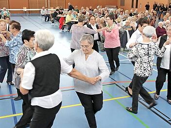 Die Senioren zeigen ihre Tänze.  Foto: Mathias Erlwein