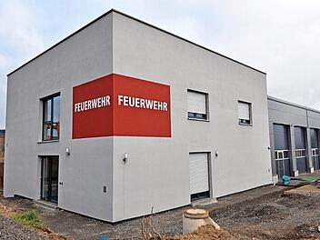 Das neue Feuerwehrgerätehaus in Obertheres ist mittlerweile bezugsfertig. Nur die Außenanlagen müssen noch gestaltet werden.  Foto: Ulrike Langer