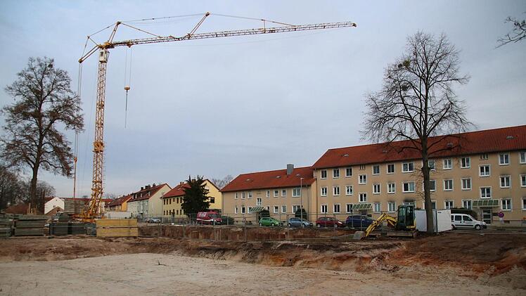 Baugrube neben der  Memmelsdorfer Straße: An der Mittelbachstraße realisiert die  Baugenossenschaft für den Stadt- und Landkreis Bamberg e. G  eine Wohnanlage mit drei- bis viergeschossigen Häusern mit insgesamt 69 Wohneinheiten. Auch eine neue Kindertagesstätte  entsteht.