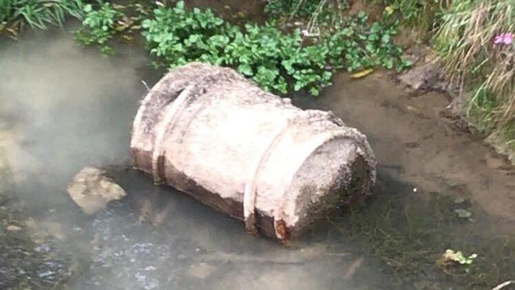 Ein Fass kam in der Wiesent bei Gasseldorf zum Vorschein. Foto: J. Müller