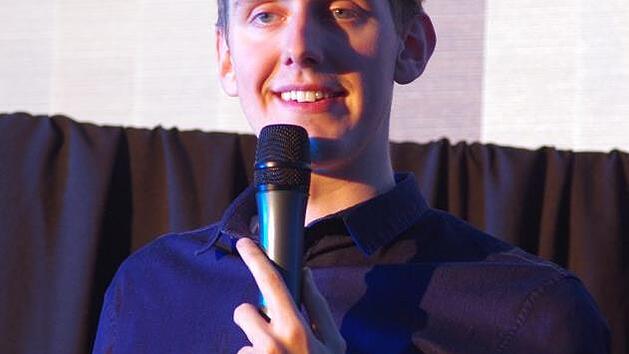 "Ich komme aus dem Osten!", betont Jonas Greiner bei seinem Auftritt mehr als einmal. Der 22-J&auml;hrige &uuml;berzeugt das N&uuml;dlinger Publikum mit seinem Humor. Foto: Klaus Werner