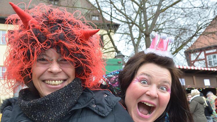 Elke und  Petra: eher Fasching als Wahlkampf