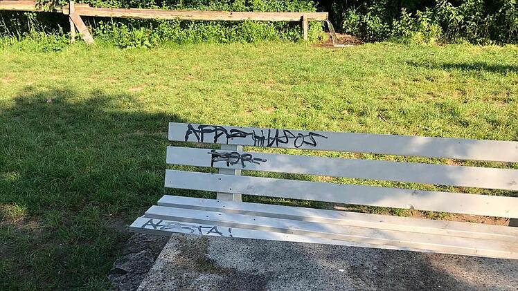 Bänke und Tische in Möhrendorf vermüllt und beschmiert