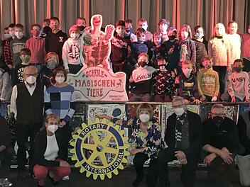 Gl&uuml;ckliche Grundschulkinder auf der B&uuml;hne des Capitol-Kinos Zeil zusammen mit Mitgliedern des Rotary Clubs Ha&szlig;furt mit Pr&auml;sidentin Genoveva Milewski (Mitte), Kinobesitzer Bruno Schneyer (Zweiter v. r.) und Mittagsbetreuungsleiterin Susanne Langer (rechts)