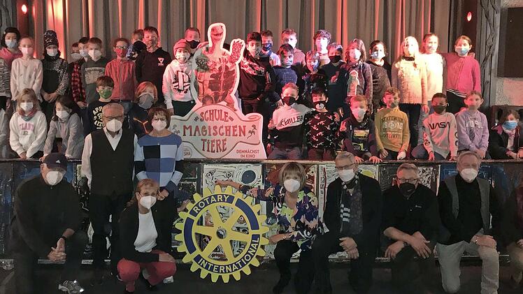 Gl&uuml;ckliche Grundschulkinder auf der B&uuml;hne des Capitol-Kinos Zeil zusammen mit Mitgliedern des Rotary Clubs Ha&szlig;furt mit Pr&auml;sidentin Genoveva Milewski (Mitte), Kinobesitzer Bruno Schneyer (Zweiter v. r.) und Mittagsbetreuungsleiterin Susanne Langer (rechts)