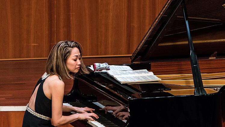 Die Pianistin Kyoko Frank, die Geigerin Megumi Ideka und der Hornist Jonathan Baur beeindruckten das Publikum im Coburger Kongresshaus.