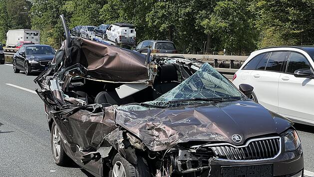 A3 bei Erlangen: Auto verkeilt sich in Sattelzug