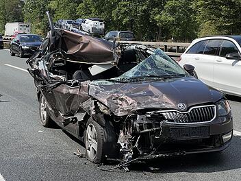 A3 bei Erlangen: Auto verkeilt sich in Sattelzug
