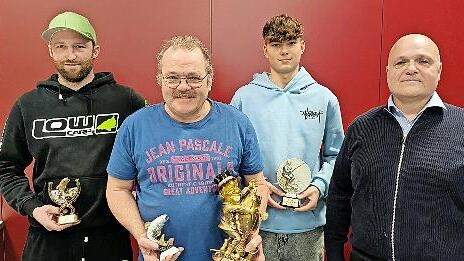 Ehrungen f&uuml;r die Sieger des Vereins- und Hegefischens: (von links) Steffen Etzel, Wolfgang Gabel &ndash; Anglerk&ouml;nig, Max Blasius und Vorsitzender Uwe Kiesel.