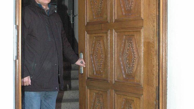 Dieser Eingang am Bürgerzentrum wurde  erhalten. Über die massive Holztür freut sich Bürgermeister Wolfgang Borst ebenso massiv.