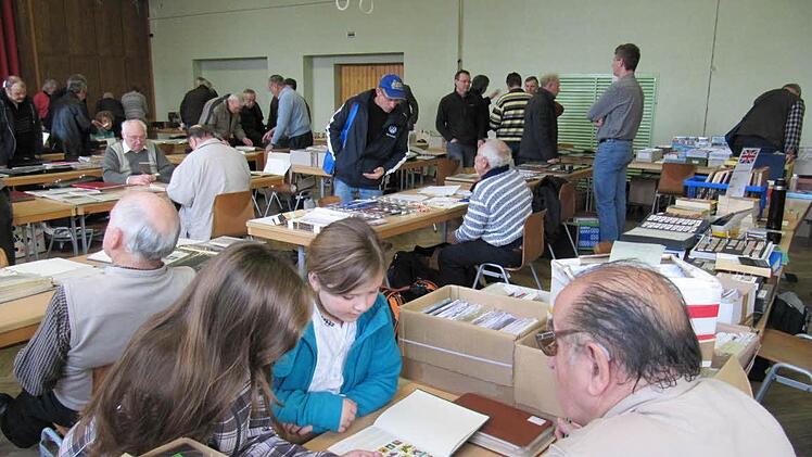 Kristina (im Vordergrund, li) und ihre Schwester Katharina aus Burgkunstadt suchen sich  Schmetterlings-Motive aus.