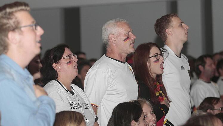Textsicher waren die Kulmbacher bei der Hymne.