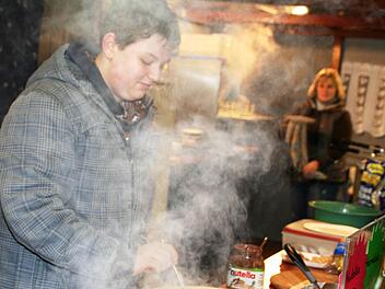 Das Ausstreichen der Crêpes mit dem Teigrechen ist gar nicht so einfach - bei Stephan Glistak geht es locker aus dem Handgelenk. Foto: Werner Vogel
