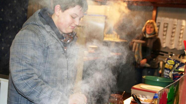 Das Ausstreichen der Crêpes mit dem Teigrechen ist gar nicht so einfach - bei Stephan Glistak geht es locker aus dem Handgelenk. Foto: Werner Vogel