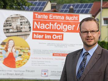 Mit dem Spruch "Tante Emma sucht Nachfolger/in" war Igros-Vetriebsleiter Heiko Vöth zumindest in Aura schon mal erfolgreich: Im Herbst soll der alte Dorfladen wieder eröffnet werden, in Reiterswiesen, Poppenlauer, Motten, Schondra und weiteren Orten dagegen sucht das Unternehmen noch Partner. Foto: Ralf Ruppert