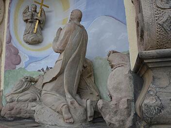 Im Vergleich zum Original deutlich zu klein geriet der linke Fuß der Jesusfigur bei der Restaurierung im Jahr 2000. Foto: Dagmar Besand