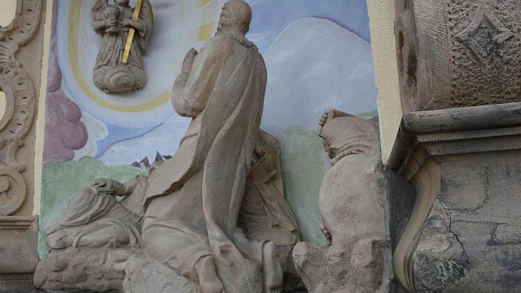 Im Vergleich zum Original deutlich zu klein geriet der linke Fuß der Jesusfigur bei der Restaurierung im Jahr 2000. Foto: Dagmar Besand