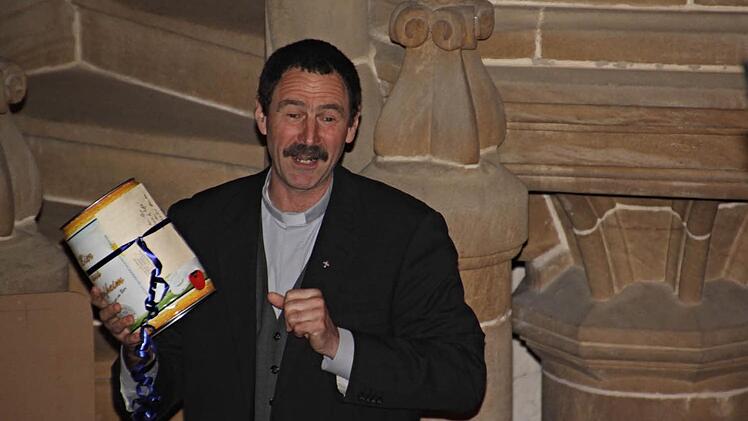 Ein Fässchen Bier hatte Dekan Jürgen Blechschmidt mitgebracht mit gebracht. Er fand es passend zum 500. Jahr des Deutschen Reinheitsgebotes. Foto: Helmut Will