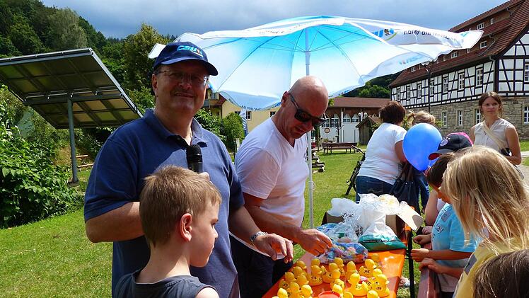 Entenrennen beim Familienfest. Foto: Brigitta Kempe-Wolf