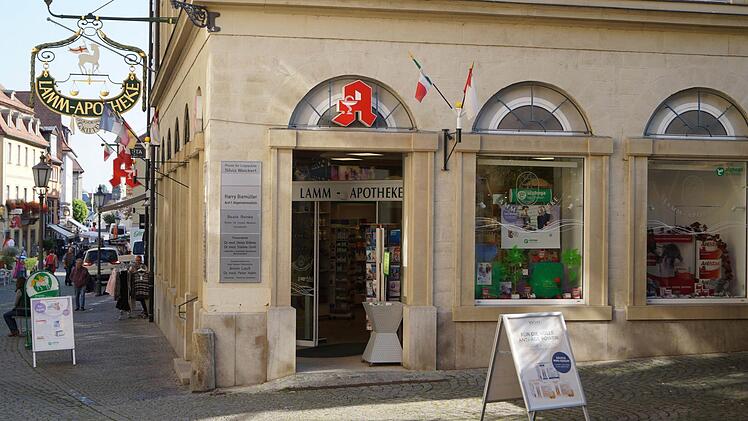 Die Lamm-Apotheke gegenüber vom Rathaus ist die zweitälteste Apotheke Unterfrankens und wurde bereits vor 1460 gegründet.