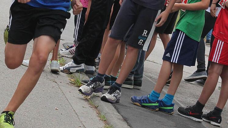 Die Jugend soll in Bewegung bleiben und Sport treiben. Das will auch die Stadt Haßfurt. Wie sie allerdings die Kinder- und Jugendförderung für die Sportvereine gestaltet, ist ein komplexes und schwieriges Thema. Ein Zuschussantrag des TV wurde zurückgestellt.  Foto: Archiv/Johannes Höllein